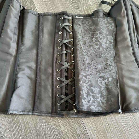 Spirit Halloween Vampire Costume. - Picture 3 of 16